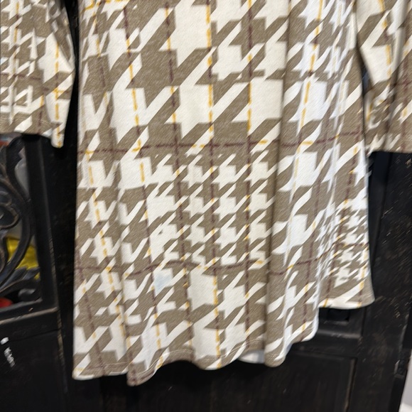 Attitudes by Renee Collection Casknit Asymmetrical Plaid / Herringbone Shirt. - Picture 3 of 10